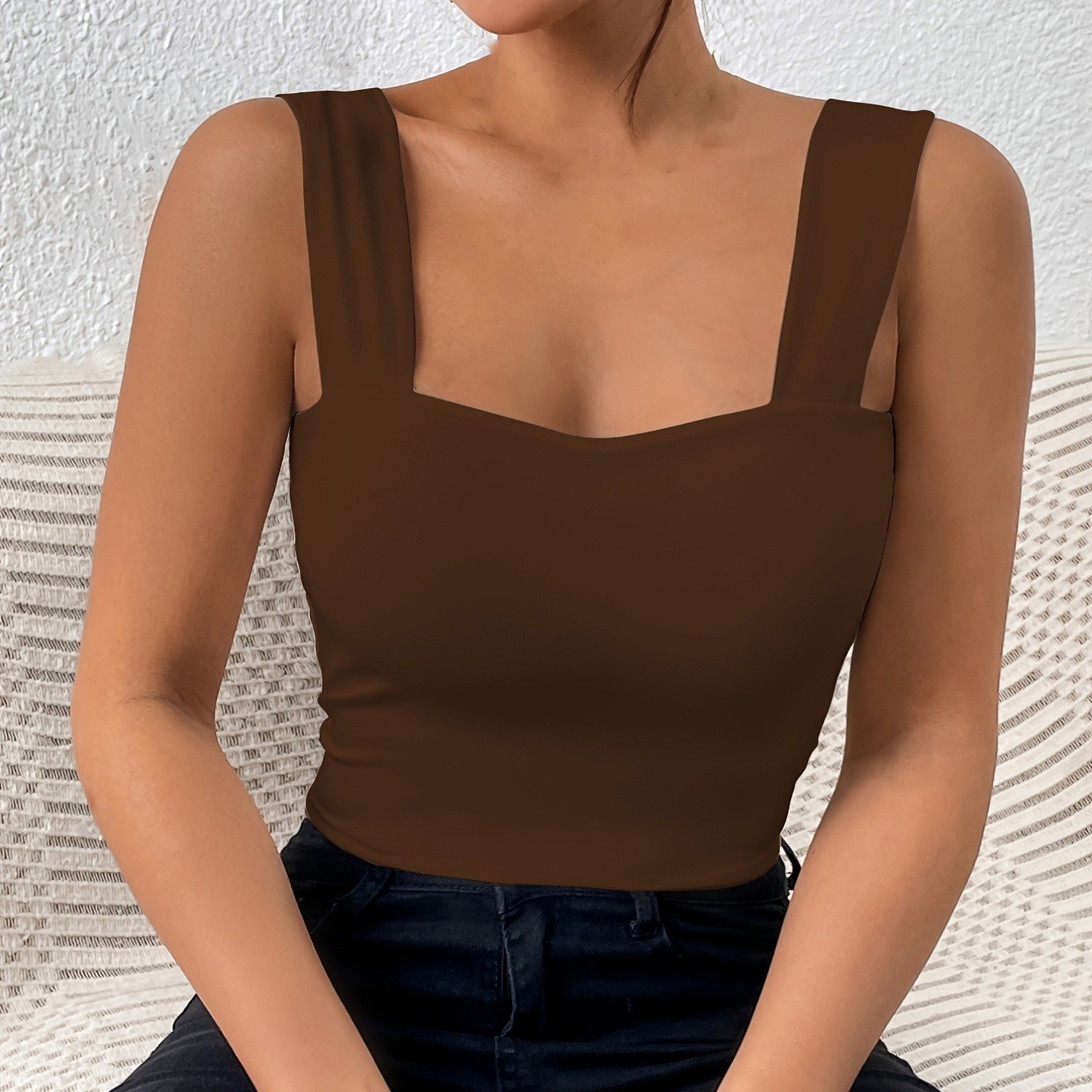 thumbnail image 2 of Camiseta sin mangas ajustada con tirantes anchos para mujer: camiseta sexy sin mangas de punto, mezcla de poliéster para el verano, 2 of 4